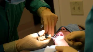 Dentista examinando a boca de paciente durante avaliação do dente do siso