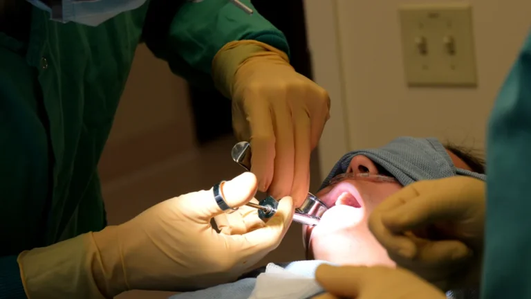 Dentista examinando a boca de paciente durante avaliação do dente do siso