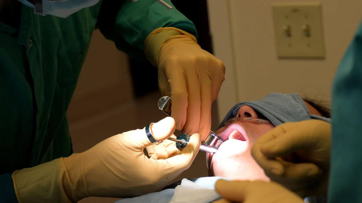 Dente do siso: nascendo, furado, com buraco, dor e quando extrair