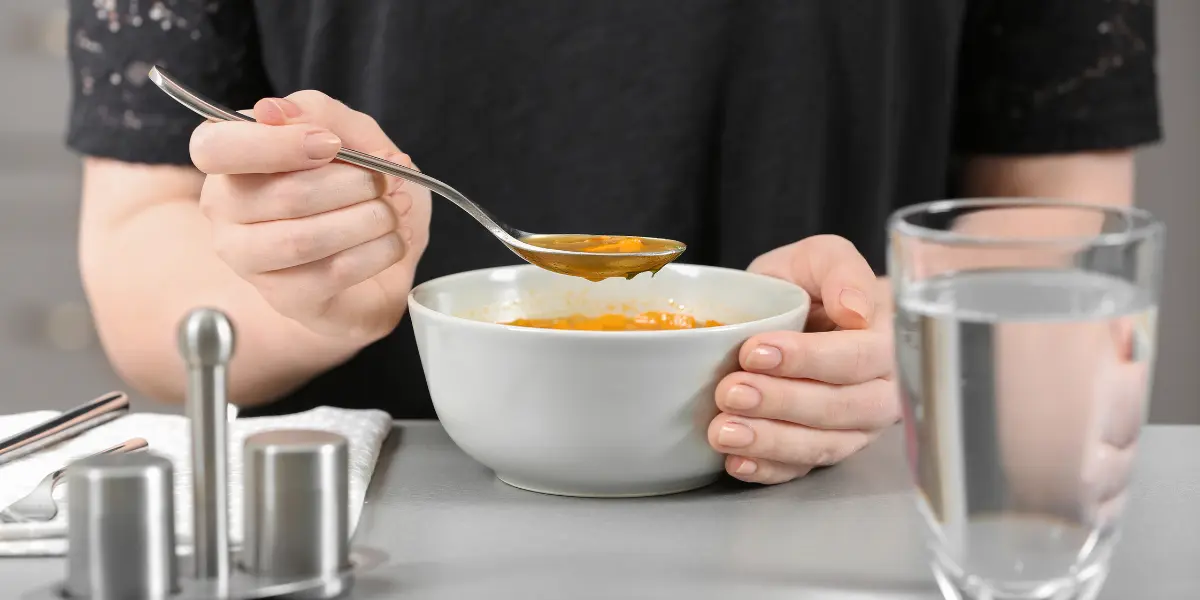 O que comer após cirurgia de implante dentário: dicas e sugestões