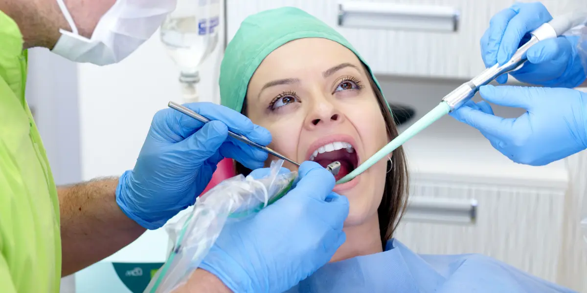Quem toma alendronato pode fazer implante dentário?