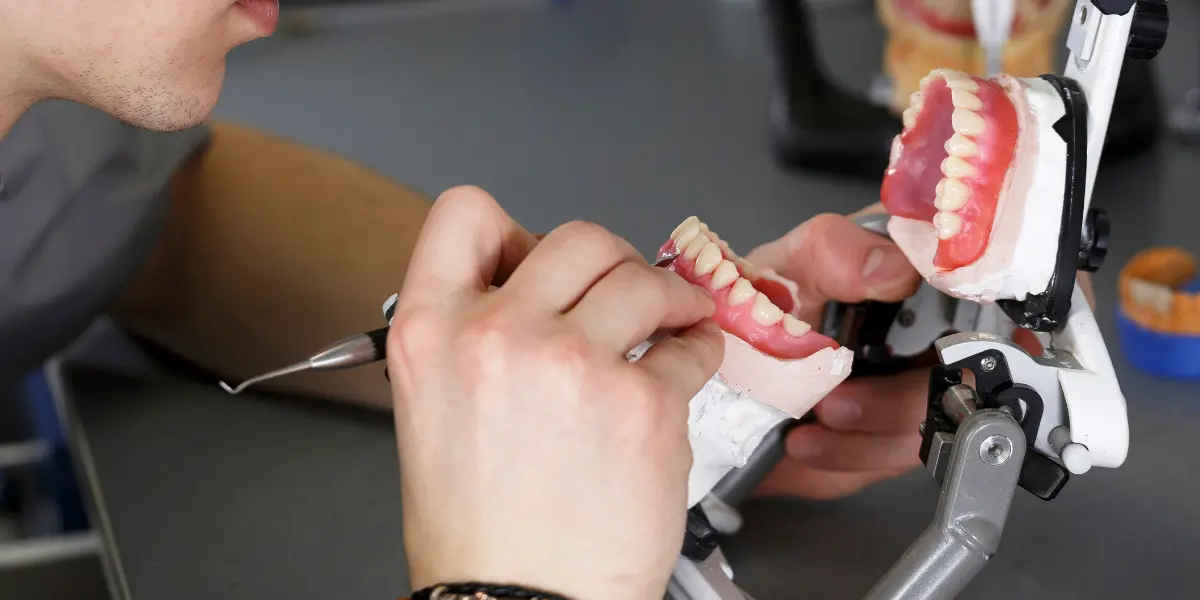 Tipos de prótese dentária removível: Veja todos os modelos