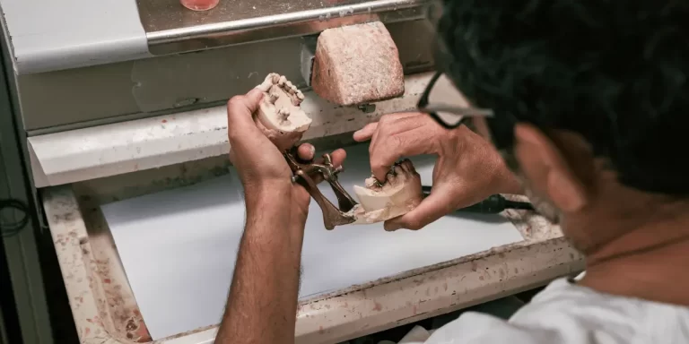 Qual dentista faz prótese