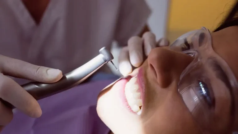 Como amolecer tártaro dos dentes