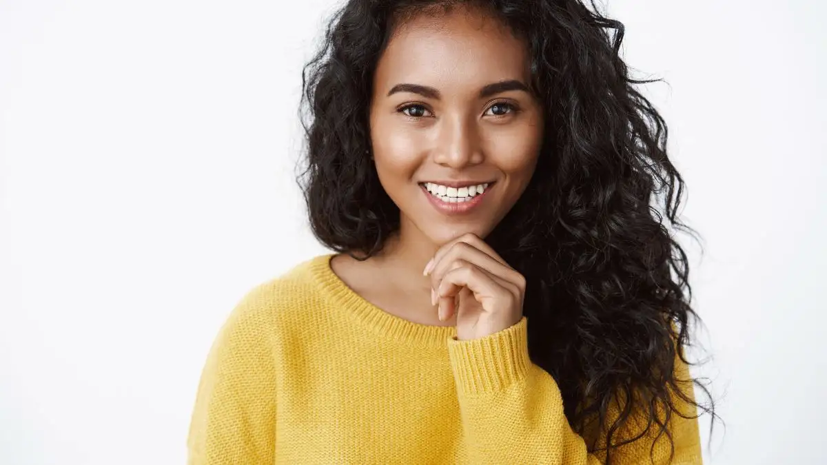 Qual desgasta mais lente ou faceta? Comparação dos procedimentos dentários