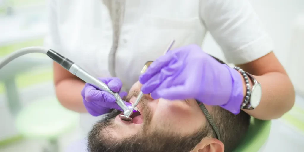 Como o dentista tira a cárie